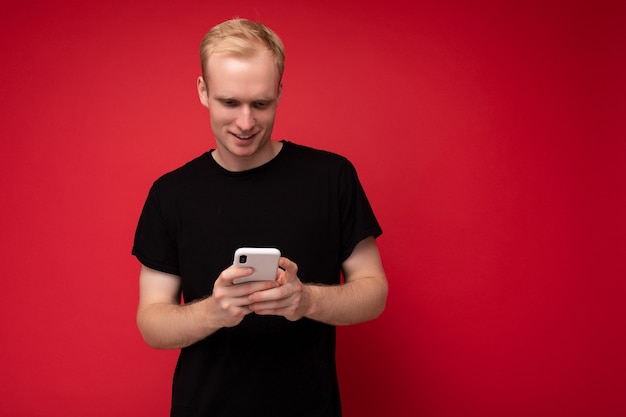 Toma de foto de apuesto joven apuesto positivo vistiendo atuendo casual elegante equilibrio