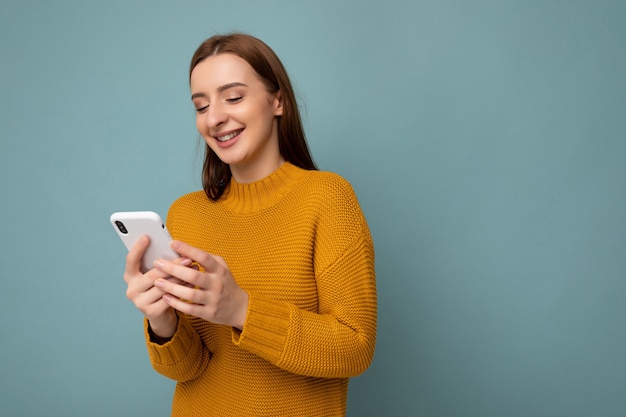 Toma de la foto de atractiva mujer joven de buen aspecto positivo vistiendo casual elegante atuendo aplomo