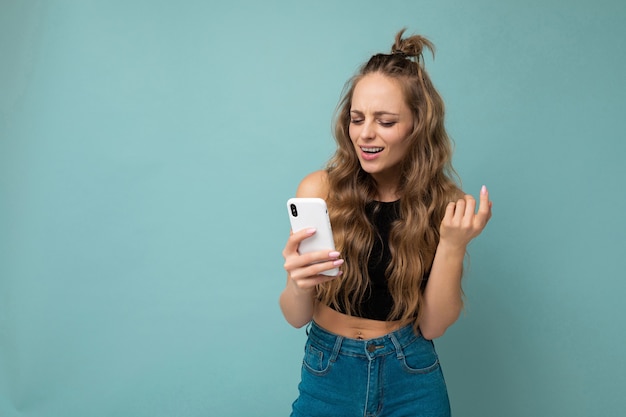 Toma de foto de atractiva mujer joven de buen aspecto positivo vistiendo ropa casual elegante equilibrio