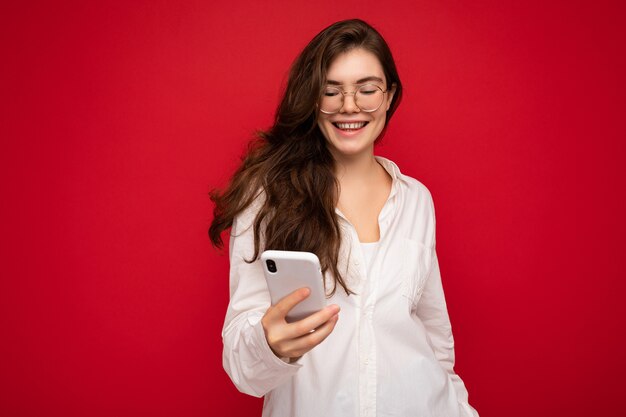 Toma de foto de atractiva mujer joven de buen aspecto positivo vistiendo ropa casual elegante equilibrio