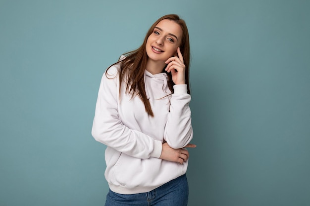 Toma de foto de bastante alegre sonriente joven mujer vistiendo ropa casual de moda de pie