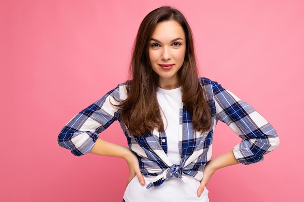 Toma de la foto de linda agradable encantadora hermosa atractiva bastante joven feliz mujer vistiendo ropa elegante aislado sobre fondo colorido con espacio de copia.