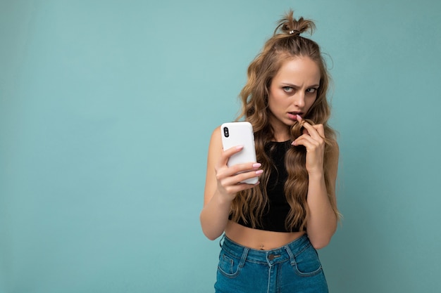 Toma de foto de pensativa hermosa joven apuesto vistiendo atuendo casual elegante equilibrio