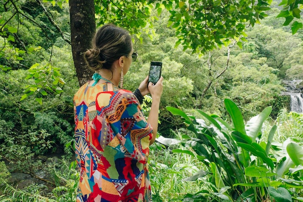 toma de fotos en el teléfono inteligente en el viaje turístico