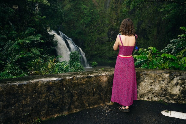 toma de fotos en el teléfono inteligente en el viaje turístico