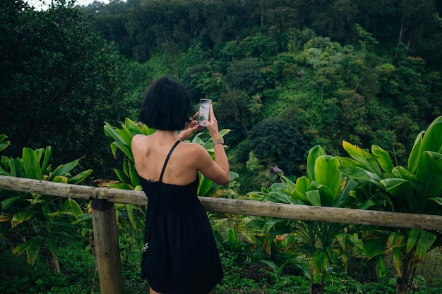 toma de fotos en el teléfono inteligente en el viaje turístico