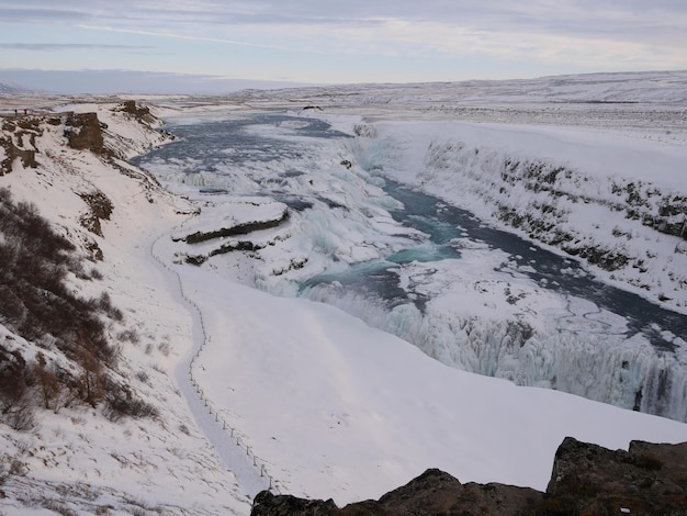 Una toma idílica del glaciar contra un cielo nublado