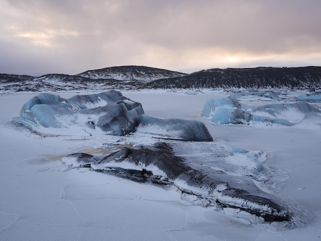 Una toma idílica del glaciar contra un cielo nublado