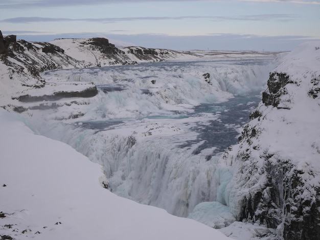 Una toma idílica del glaciar contra un cielo nublado