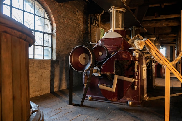 Toma interior de una antigua fábrica histórica con maquinaria