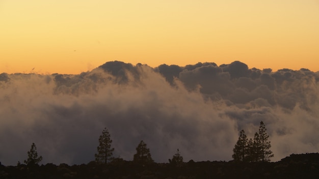 Toma de lapso de tiempo de escena de puesta de sol de transformación de nubes de montón