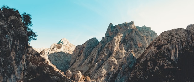 Toma paisajística de las montañas rocosas