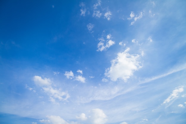 Toma panorámica de cielo azul y nubes en días de buen tiempo