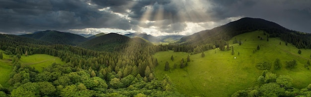 Toma panorámica de gran angular de hermosos prados, colinas y árboles en el claro Synevyrska junto al lago Synevyr Majestuosos y maravillosos paisajes de las montañas de los Cárpatos en Ucrania