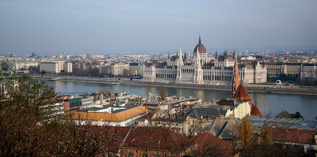 Toma panorámica de la hermosa capital húngara, Budapest, vista durante el día