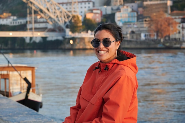 Una toma poco profunda de una hermosa mujer sonriente en Portugal