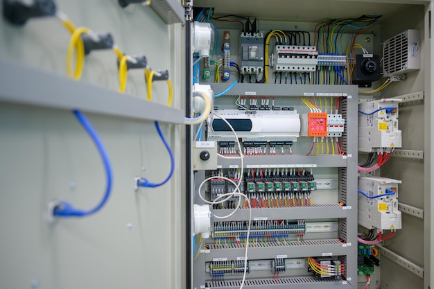Toma de primer plano de una caja de control eléctrico automático eléctrico industrial que suministra la línea de alimentación en un armario de control eléctrico. enfoque selectivo de fondo eléctrico