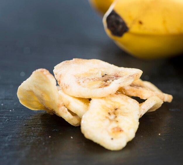 Toma de primer plano de chips de plátano