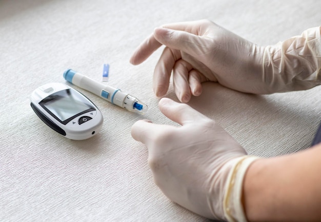 Toma un primer plano del instrumento glucómetro en la superficie blanca
