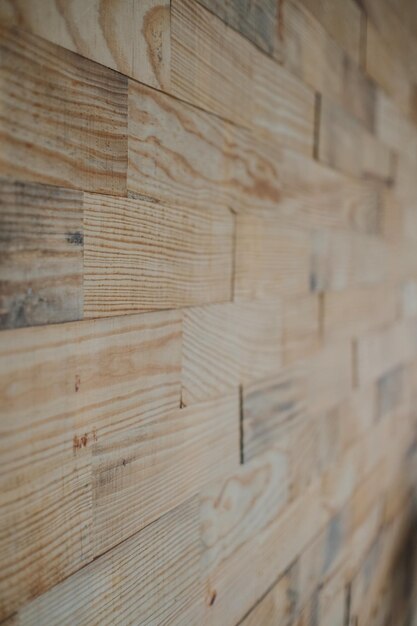 Toma un primer plano vertical de los bloques de madera