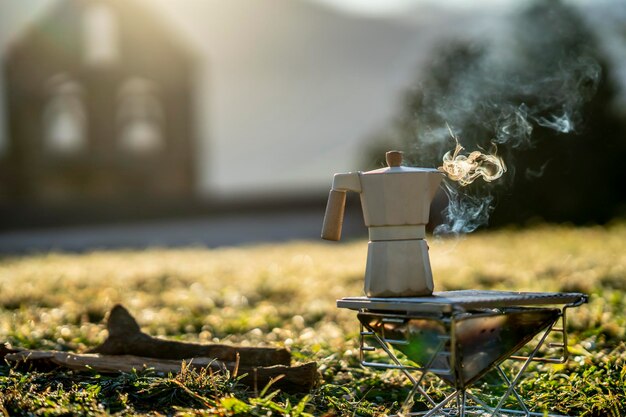 Toma selectiva de una cafetera hirviendo al aire libre