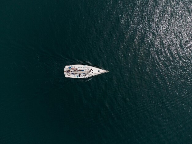 Toma superior aérea de un yate en el mar