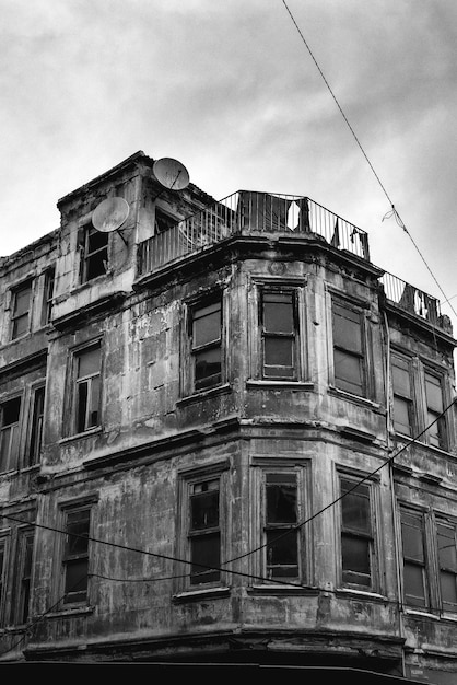 Toma vertical en blanco y negro de algún edificio bajo el cielo nublado