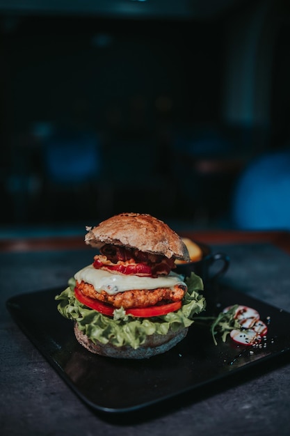 Una toma vertical de una deliciosa hamburguesa