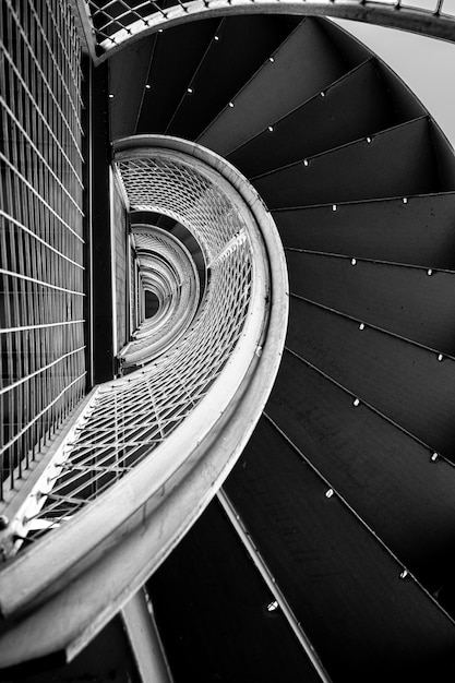 Toma vertical en escala de grises de escaleras y detalles arquitectónicos