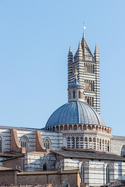 Una toma vertical de la hermosa catedral medieval de Siena (Duomo di Siena) en un día soleado en Italia