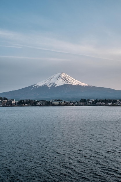Toma vertical del magnífico monte Fuji capturada en Japón