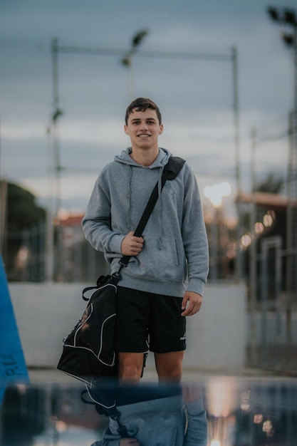 Toma vertical del retrato del jugador que sale del entrenamiento con fondo borroso.