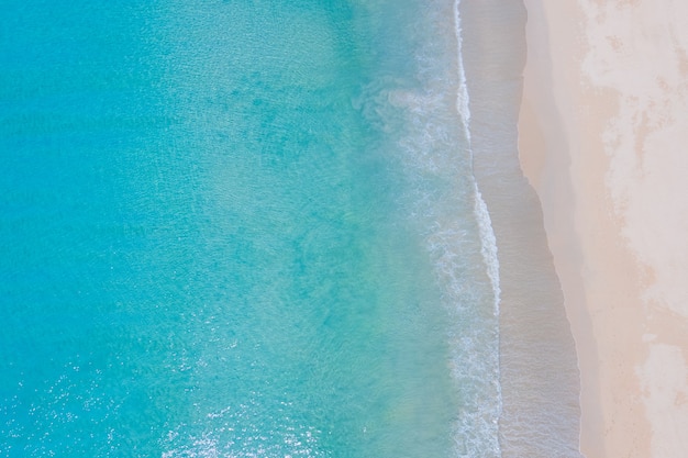 Toma de vista aérea Cámara de Drone de vista superior sobre arena de playa y agua de mar clara