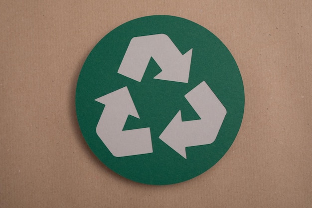 Toma de vista superior del letrero de reciclaje verde de un corte de papel