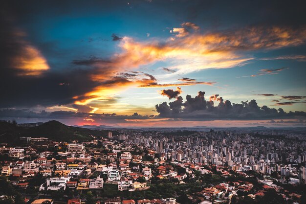 Foto tomada de ángulo alto del paisaje de la ciudad contra el cielo durante la puesta de sol