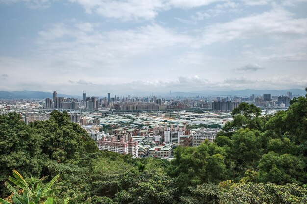 Foto tomada de ángulo alto del paisaje de la ciudad contra el cielo