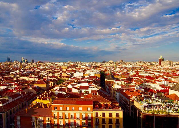 Foto tomada de ángulo alto del paisaje de la ciudad contra el cielo