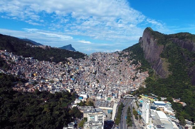 Tomada de ángulo alto del paisaje de la ciudad contra el cielo