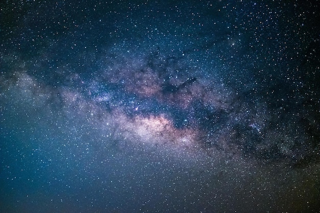 Tomada completa del cielo por la noche