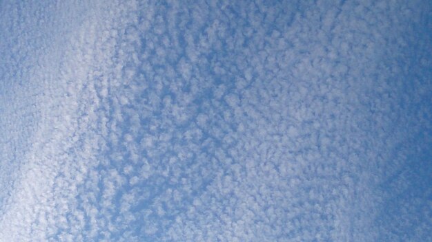 Tomada completa del cielo nublado