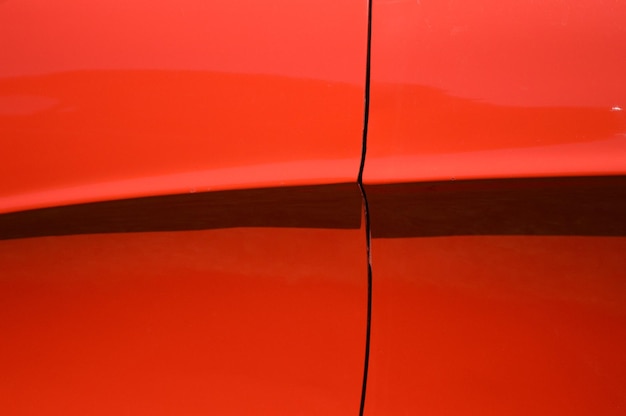 Tomada completa del coche rojo