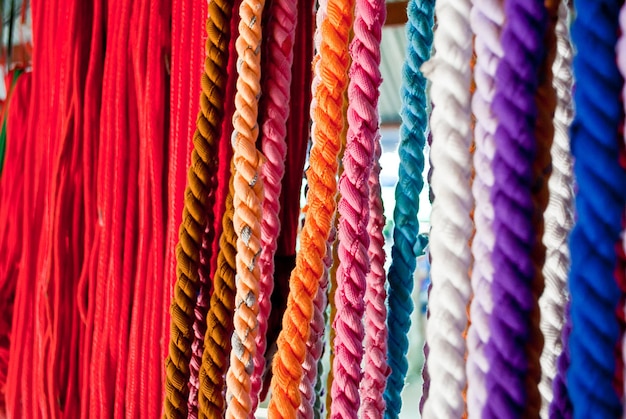 Tomada completa de cuerdas de colores