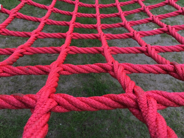 Tomada completa de cuerdas rosadas en el patio de recreo