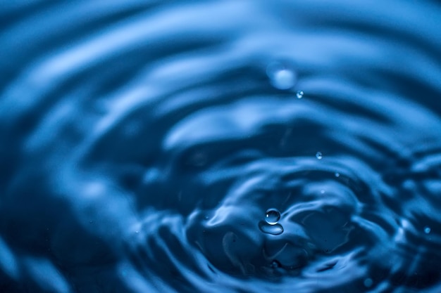 Tomada completa de la gota de agua