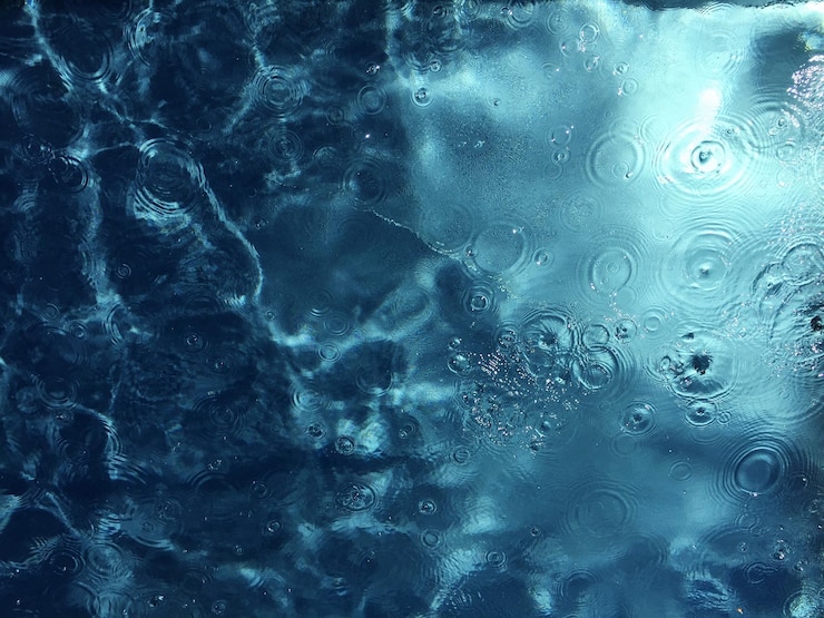 Foto tomada completa de gotas de agua en la ventana