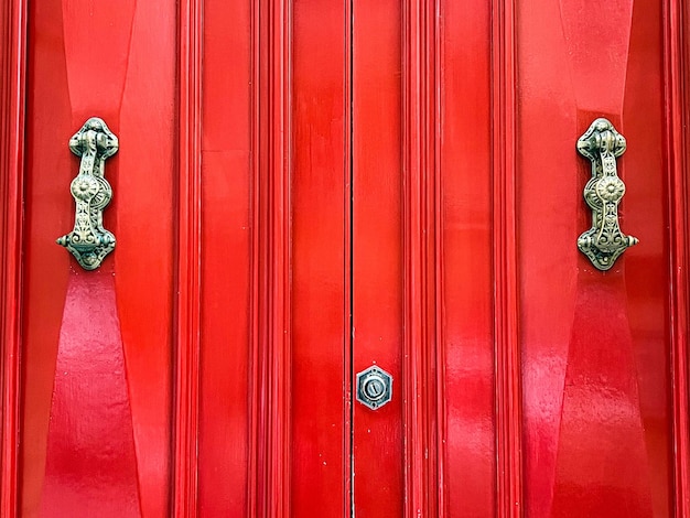 Foto tomada completa de la puerta roja - valletta