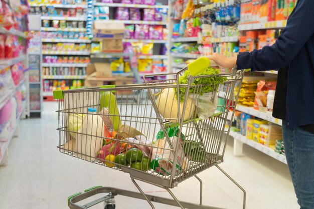 Tomada completa del puesto de mercado en la tienda
