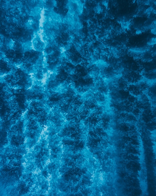 Tomada completa de la superficie del agua azul