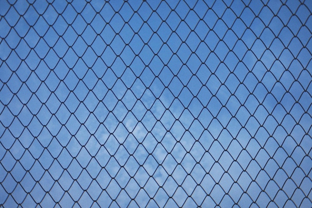 Foto tomada completa de la valla de la cadena contra el cielo