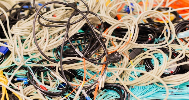 Tomada de cuadro completo de un cable de computadora multicolor
